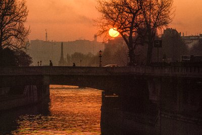  द्वारा जेम्स एल स्टैनफील्ड
