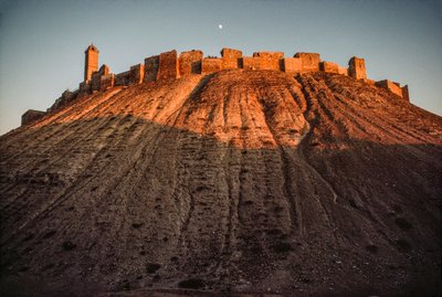  द्वारा जेम्स एल स्टैनफील्ड