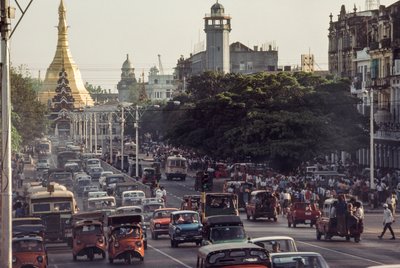  द्वारा जेम्स एल स्टैनफील्ड