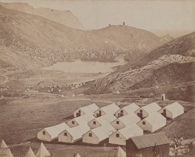 दूरी पर बालाक्लावा हार्बर के साथ झोपड़ीनुमा शिविर द्वारा जेम्स रॉबर्टसन