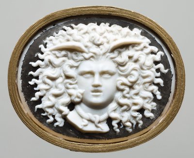 मेडुसा के प्रमुख - जेम्स टैसी की कार्यशाला (1735-1799)। रंगीन कांच, सोने का पानी चढ़ा हुआ कागज द्वारा जेम्स टस्सी
