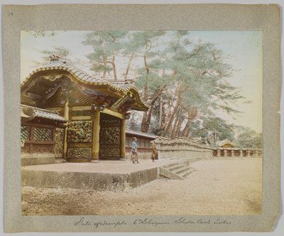 छठे शोगुन के मंदिर का द्वार, शीबा पार्क, टोक्यो, जापान (हाथ से रंगीन b/w फोटो) द्वारा जापानी फोटोग्राफर