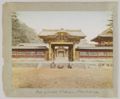 छठे शोगुन के मंदिर का द्वार, शीबा पार्क, टोक्यो, जापान (हाथ से रंगीन b/w फोटो) द्वारा जापानी फोटोग्राफर