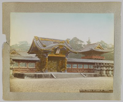 शीबा पार्क, टोक्यो, जापान में मंदिर (हाथ से रंगीन b/w फोटो) द्वारा जापानी फोटोग्राफर