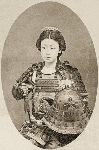 अपने बालों में फूलों के साथ एक महिला योद्धा का चित्रण, c.1895 द्वारा Japanese School