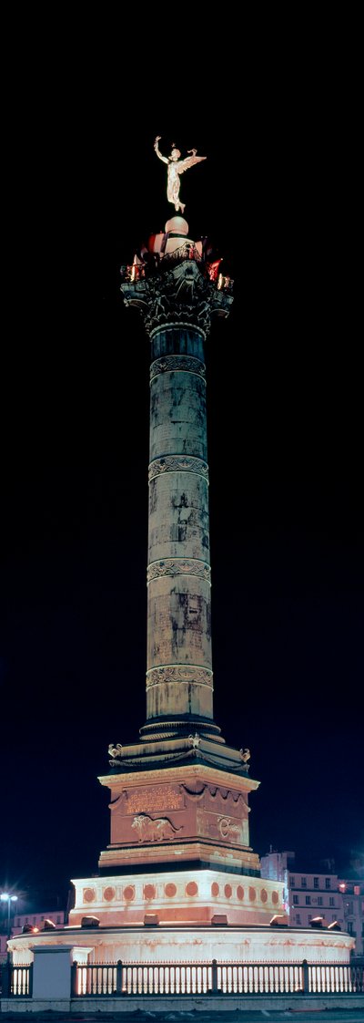पेरिस में प्लेस डे ला बैस्टिल पर जुलाई के कॉलम का दृश्य। द्वारा जीन एंटोनी अलावोईन