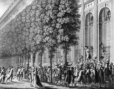 फ्रांसीसी क्रांति: 12 जुलाई 1789 को केमिली डेसमोलिन्स (1760-1794) द्वारा रॉयल पैलेस में किया गया प्रस्ताव। प्रायर के बाद बर्थौट द्वारा उत्कीर्णन। पेरिस, क्रांति के इतिहास संस्थान का पुस्तकालय of द्वारा जीन लुइस II (बाद में) प्रियर