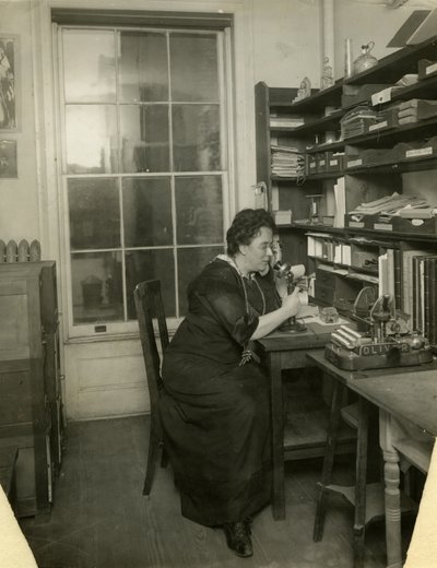 उसके स्टूडियो में बील्स, c.1912-18 (जिलेटिन सिल्वर फोटो) द्वारा जेसी टार्बो बील्स