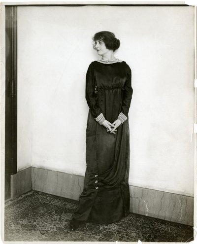 ड्रेस, ड्रेप्ड, गिम्बल्स, c.1905-18 (जिलेटिन सिल्वर फोटो) द्वारा जेसी टार्बो बील्स
