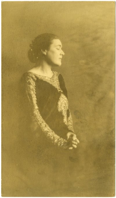 फैनी हर्स्ट, c.1909-20 (जिलेटिन सिल्वर फोटो) द्वारा जेसी टार्बो बील्स