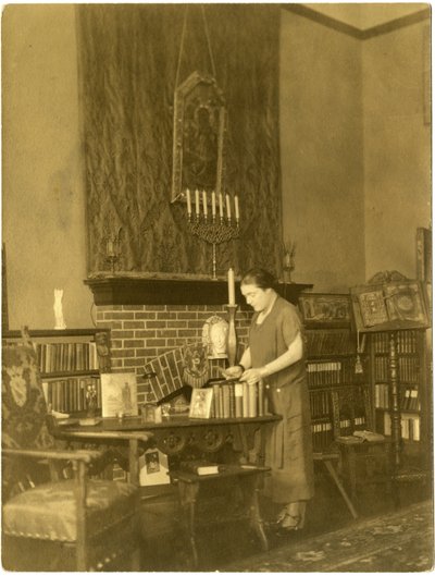 फैनी हर्स्ट, c.1909-28 (जिलेटिन सिल्वर फोटो) द्वारा जेसी टार्बो बील्स
