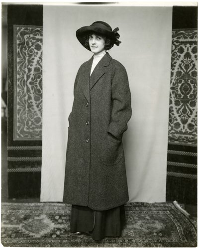 ग्रे कोट, अर्नोल्ड और कांस्टेबल, c.1905-18 (जिलेटिन सिल्वर फोटो) द्वारा जेसी टार्बो बील्स