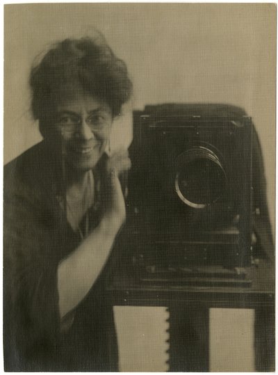 जेसी टैरबॉक्स बील्स, कैमरा के साथ सेल्फ-पोर्ट्रेट, c.1918-20 (जिलेटिन सिल्वर फोटो) द्वारा जेसी टार्बो बील्स