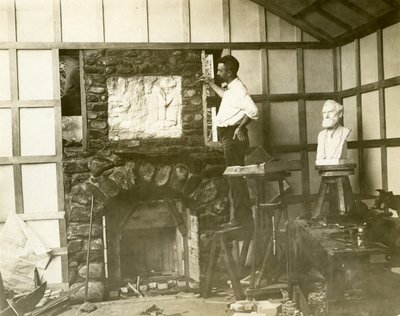 कार्ल बिटर (मूर्तिकार) अपनी चिमनी खुद बना रहे हैं, c.1905-15 (जिलेटिन सिल्वर फोटो) द्वारा जेसी टार्बो बील्स