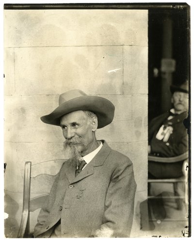 टोपी, पदक के साथ आदमी, c.1905-40 (जिलेटिन सिल्वर फोटो) द्वारा जेसी टार्बो बील्स