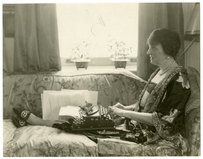 श्रीमती एमिली पोस्ट, एटिकेट के लेखक, c.1926-28 द्वारा जेसी टार्बो बील्स