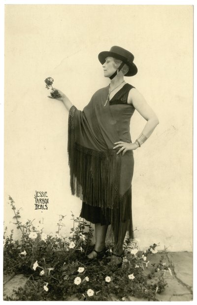 फूल रखने वाली महिला, c.1905-40 द्वारा जेसी टार्बो बील्स