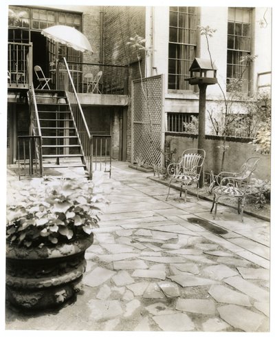 बर्ड हाउस के साथ पिछवाड़े आंगन, न्यूयॉर्क, यूएसए, c.1905-40 (जिलेटिन सिल्वर फोटो) द्वारा जेसी टार्बो बील्स