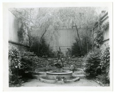उद्यान फव्वारा, c.1905-40 (जिलेटिन सिल्वर फोटो) द्वारा जेसी टार्बो बील्स