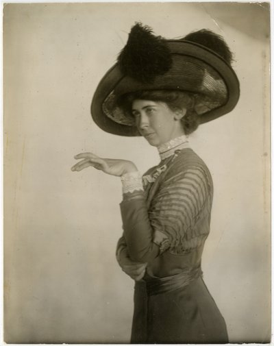 पंख वाली टोपी का प्रोफाइल, c.1905-18 (जिलेटिन सिल्वर फोटो) द्वारा जेसी टार्बो बील्स