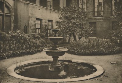 ड्रेपर्स हॉल के बगीचे में प्राचीन शहतूत का पेड़ और फव्वारा, c1935। द्वारा जोएल