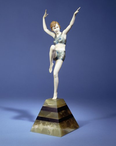 बीच डांसर, c.1935 (रोंज़े और आइवरी, कोल्ड पेंट पेटिना, ग्रीन और ब्लैक ओनेक्स बेस) द्वारा जोहान फिलिप फर्डिनेंड प्रीस