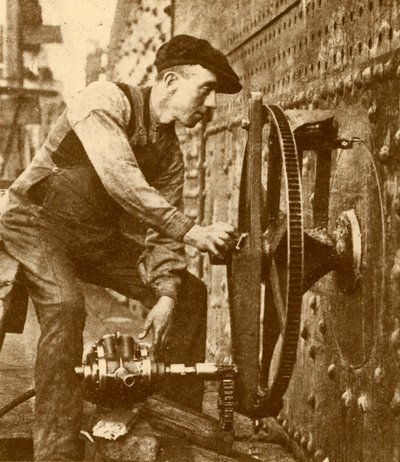एक लाइनर के किनारे एक न्यूमेटिक रिवर कटिंग पोर्थोल्स, c1930। द्वारा जॉन ब्राउन एंड कंपनी