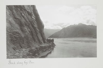 क्यी चू के किनारे सड़क, नदी के किनारे सैनिक द्वारा जॉन क्लाउड व्हाइट