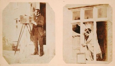 बाईं ओर सेल्फ पोर्ट्रेट और एम्मा थॉमसिना लेवेलिन (1808-81) दाईं ओर धूप में नकारात्मक पेपर प्रिंट कर रहे हैं द्वारा जॉन डिल्विन लेलेवेन