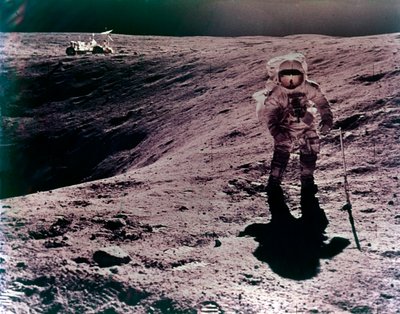डेसकार्टेस लैंडिंग साइट पर अंतरिक्ष यात्री चार्ल्स ड्यूक, अपोलो 16 मिशन, अप्रैल 1972। द्वारा जॉन वाट्स यंग