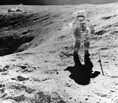 चार्ल्स ड्यूक अपोलो 16 मिशन, 1972 के दौरान डेसकार्टेस लैंडिंग साइट पर नमूने एकत्र करते हुए द्वारा जॉन वाट्स यंग