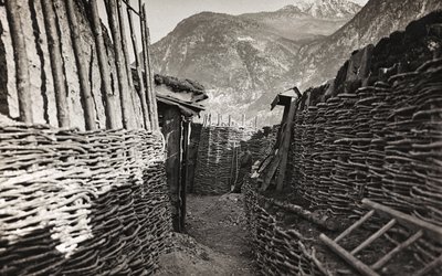 एल्बम "मेरा विश्व युद्ध - यादें दक्षिण-पश्चिम मोर्चा (कैरिंथिया, इटली, दक्षिण टायरॉल) (मेरा विश्व युद्ध - कारिंथिया, इटली में दक्षिण-पश्चिमी मोर्चे की यादें, ट्रेंटिनो-ऑल्टो अडिगे) 31/03 / 1915-12 / 11 / 1918 - जोसेफ ज़ोहल्स वियना ": ट्रेंच (बी / द्वारा जोसेफ़ ज़ोहल्स
