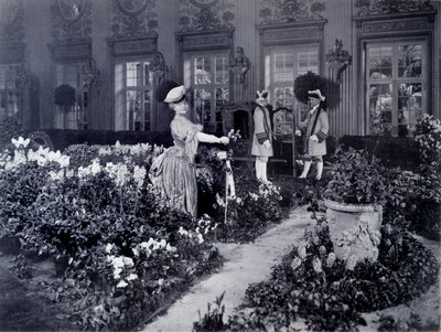 रेजेन (गेब्रियल चार्लोट रेयू, डीआईटी) (1856-1920), फ्रांसीसी कॉमेडियन 1905 में न्यूयॉर्क में एक प्रोम पोशाक पहनने के लिए एक कुर्सी पर पहुंचे द्वारा जोसेफ बायरन