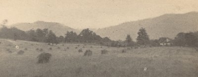 पेड़ों और पहाड़ों के साथ लैंडस्केप, सी। 1900. द्वारा जोसेफ टर्नर केली