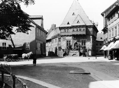 टाउन स्क्वायर, गोस्लर में एक पुराना होटल, c.1910 द्वारा jousset