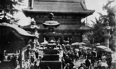 टोक्यो के महान मंदिर असाकुसा में, भाग्य-बताने वाला व्यवसाय तेज है, c1900, 1921। द्वारा जूलियन लियोनार्ड स्ट्रीट