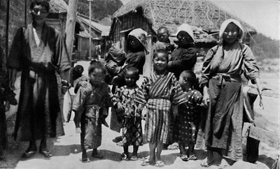 नौ बच्चों, 1919, 1921 के साथ नौबतो में युवा मछुआरों का बड़ा परिवार द्वारा जूलियन लियोनार्ड स्ट्रीट