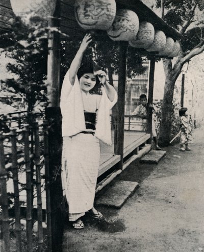 चाय-घर की नौकरानी की मीठी नटखट मुस्कान, जिसे निसान कहा जाता है - बड़ी बहन, c1900, 1921। द्वारा जूलियन लियोनार्ड स्ट्रीट