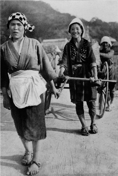 महिलाओं की तीन पीढ़ियों ने पीछे से दादी के साथ गाड़ी घुमाई, धक्का दिया, c1900, 1921। द्वारा जूलियन लियोनार्ड स्ट्रीट