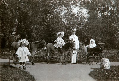 ग्रैंड डचेस ओल्गा, तातियाना, और रूस की मारिया, त्सारसोके सेलो, रूस, c1899-c1900 द्वारा के. वॉन हैन