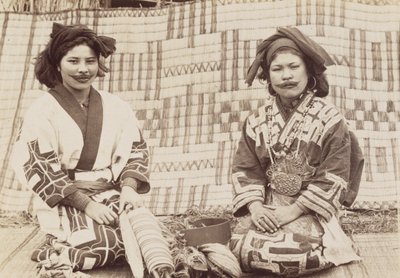 Ainu Women, c.1890s (जिलेटिन सिल्वर प्रिंट) द्वारा Kenzô Tamoto