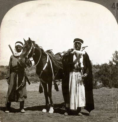 एक शेख और उनके अंगरक्षक, सीरिया, 1900s। द्वारा कीस्टोन व्यू कंपनी