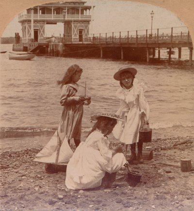समुद्र तट पर खेलना c1900 द्वारा कीस्टोन व्यू कंपनी