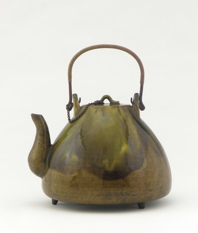 Minato Ware चाय के बर्तन, Teapot (dobin), 19 वीं सदी के मध्य (सीसा ग्लेज़ोकोपर श्रृंखला, तांबा और रतन संभाल के साथ मिट्टी के बरतन) द्वारा किचिबेई उडे
