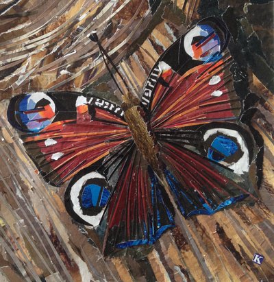 वुडपाइल पर मयूर तितली को जगाना द्वारा Kirstie Adamson