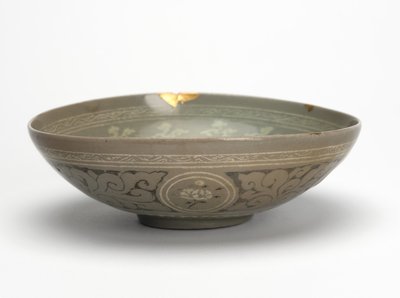 क्रेन और बादलों के साथ बाउल, c.1150-1200 (celadon- चमकता हुआ पत्थर का पात्र) द्वारा कोरियाई स्कूल