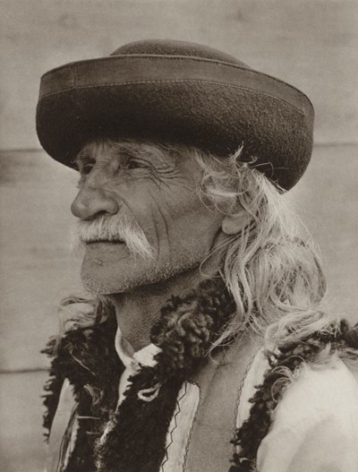 रोमानिया: अर्बोरा, बूढ़ा किसान (श्वेत-श्याम फोटो) द्वारा कर्ट Hielscher