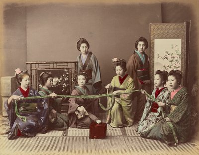 (कोंकोनिकी) जापानी लड़की खेल खेल, c.1880 द्वारा Kusakabe Kimbei