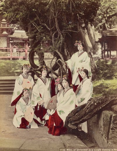 Miko, या नारा में एक मंदिर नृत्य में प्रदर्शन, c.1890 द्वारा कुसाकाबे किम्बी