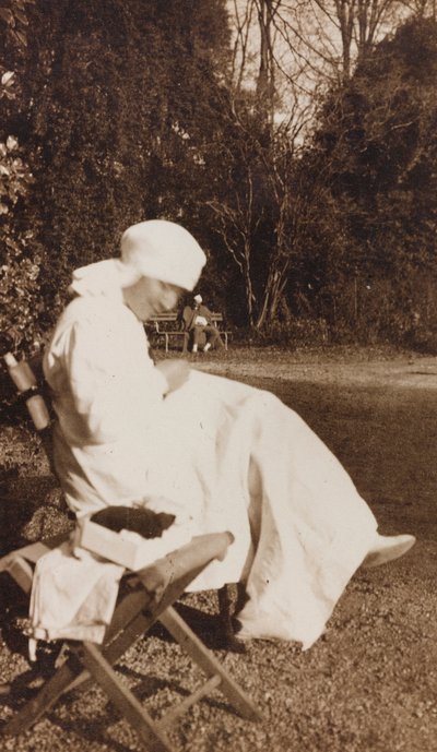 फ्र्यूली-वेनेज़िया गिउलिया में प्रथम विश्व युद्ध का एल्बम: विला ब्रेज़ो के पार्क में एक रेड क्रॉस नर्स का चित्र, सोलेस्चियानो मंज़ानो में युद्ध के अस्पताल के 17 का घर (बी / डब्ल्यू फोटो) द्वारा एल। वर्दियानी